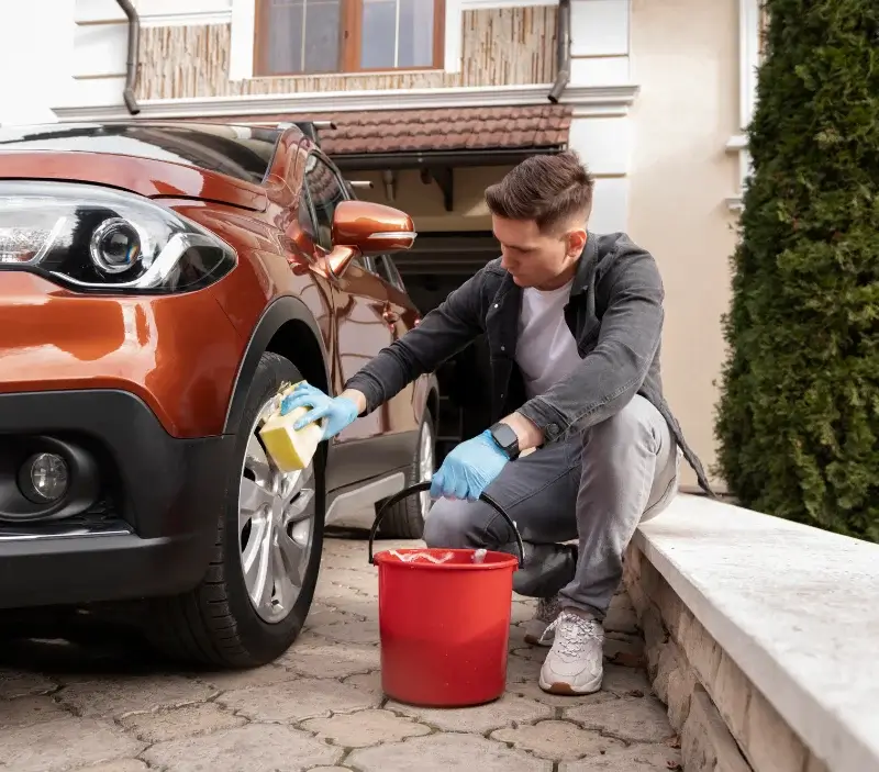 Lavage auto à domicile Le Quesnel : professionnel intervenant sur un véhicule